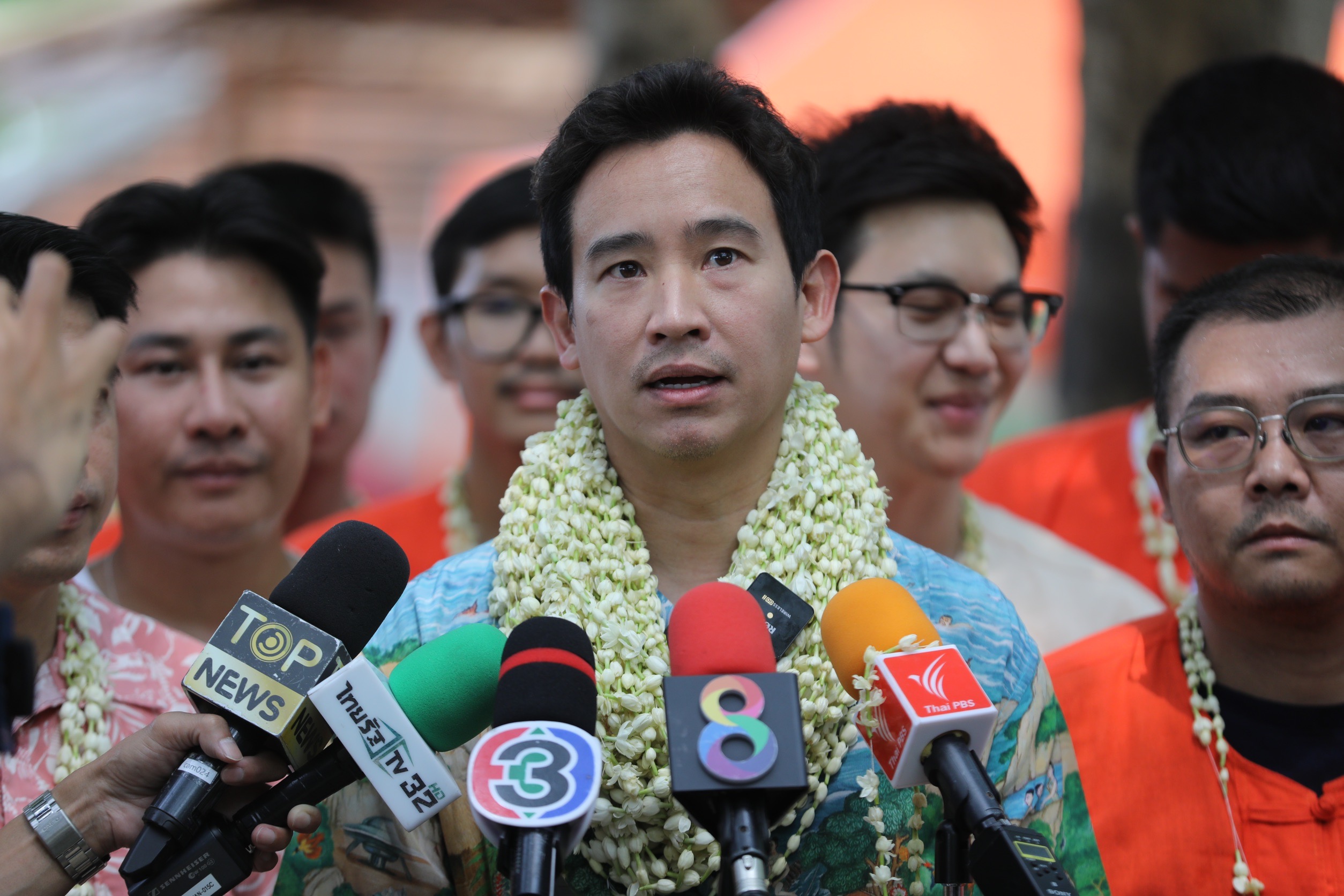 "พิธา" ร่วมงานสงกรานต์ลำพูน ขอพรผู้สูงอายุ ปัญหาฝุ่น 10 ปากว่าไม่เท่าตาเห็น 