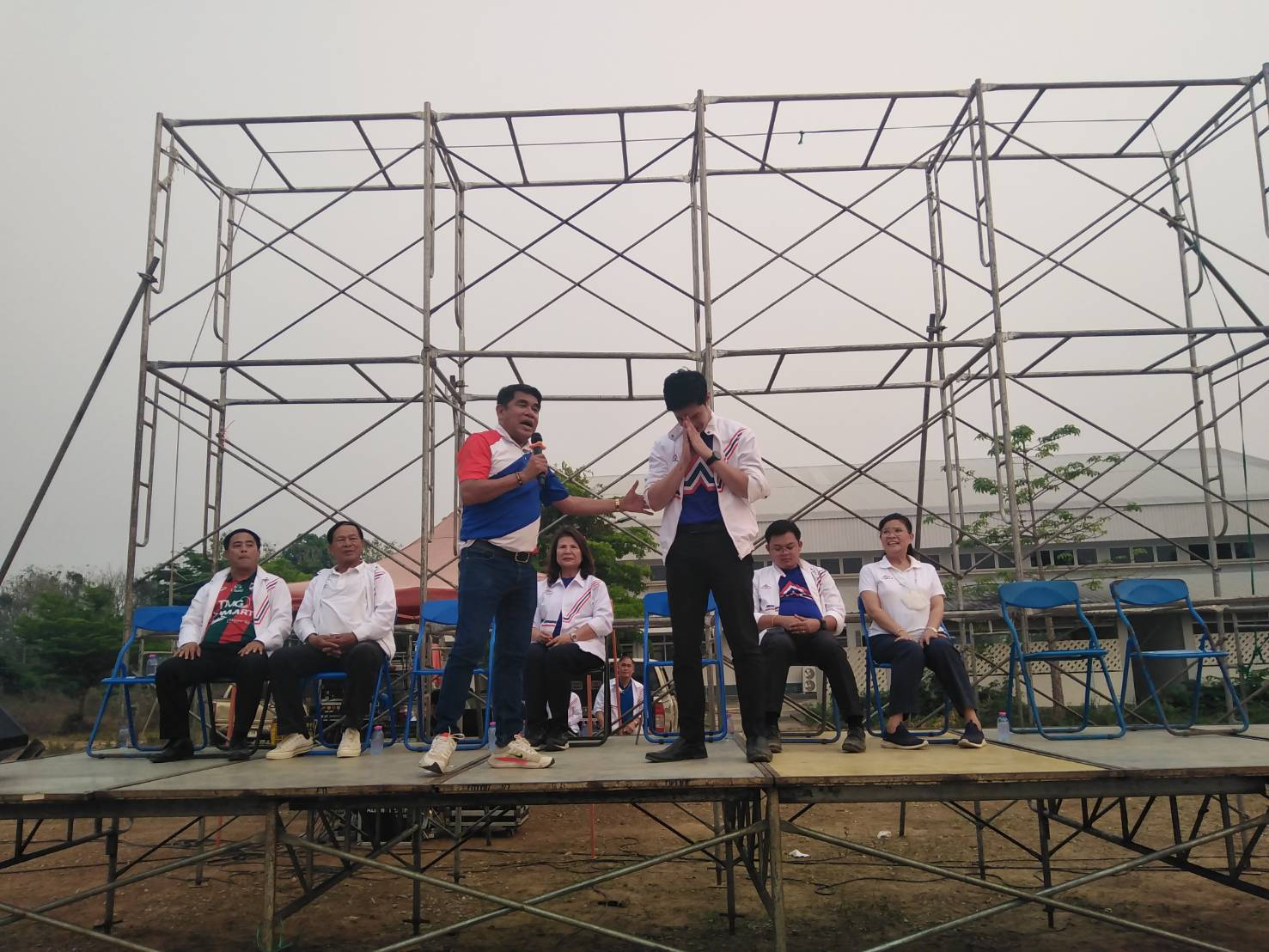 "เจ๋ง ดอกจิก-แม่เลี้ยงติ๊ก" ขึ้นเวทีหาเสียงช่วยผู้สมัครจ.แพร่ มั่นใจรทสช.กวาดยกจังหวัด ซัด "นโยบายแจกเงินดิจิตัล" เรื่องเพ้อฝัน 