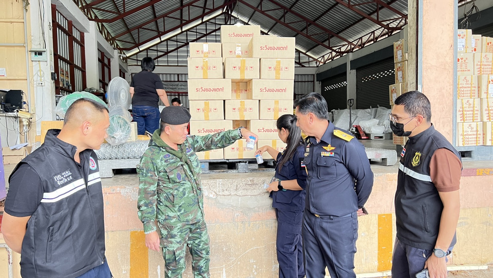 แม่ฮ่องสอนตรวจเข้ม “น้ำยาปริศนา” 50 กล่อง ไม่พบสารเสพติด แต่โยงขนส่งผ่านชายแดนกว่า 200 กล่อง 