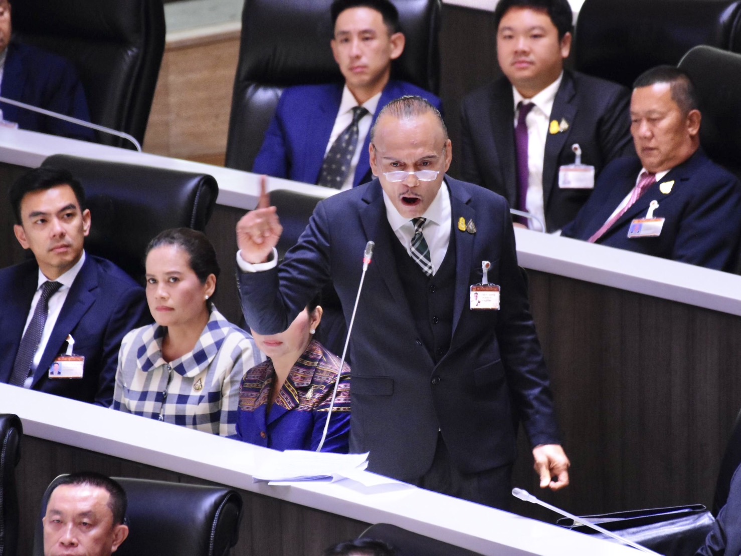 เดือดแต่เช้า ! "ชาดา" ถาม "พิธา-ก้าวไกล" จ้องแก้ม.112 ล้มล้างสถาบันหรือไม่ ซัดอย่าหลงระเริง 14ล้านเสียง ลั่นขอเป็นโจรที่ปกป้องชาติ สถาบัน