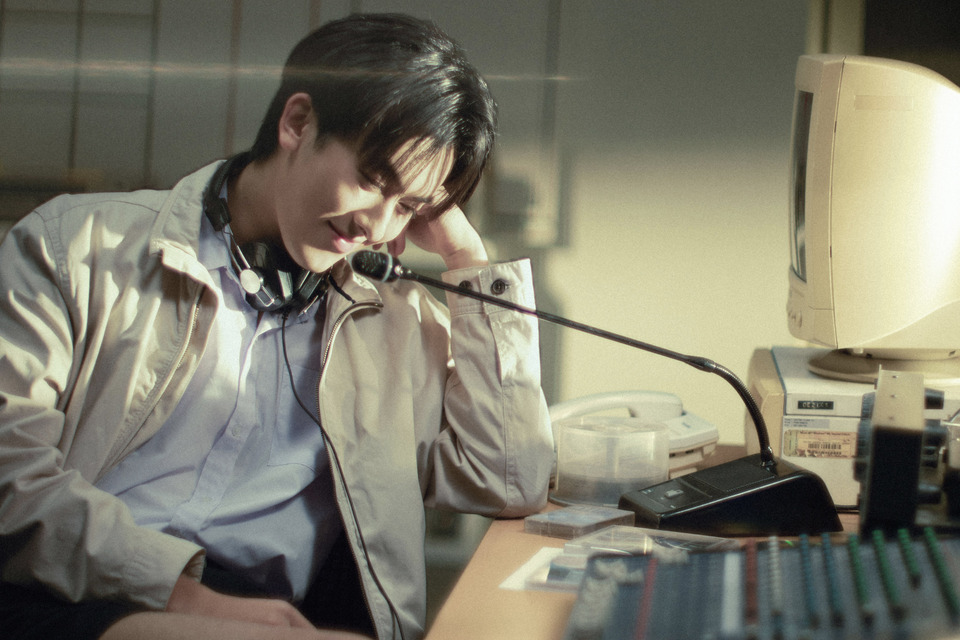 เปิดโหมดละมุน ‘กร PROXIE’ โชว์สกิลแต่งเพลง ‘คิดถึงอีกแล้ว (kt eek laew)’ ส่งต่อความอบอุ่นจากหัวใจ