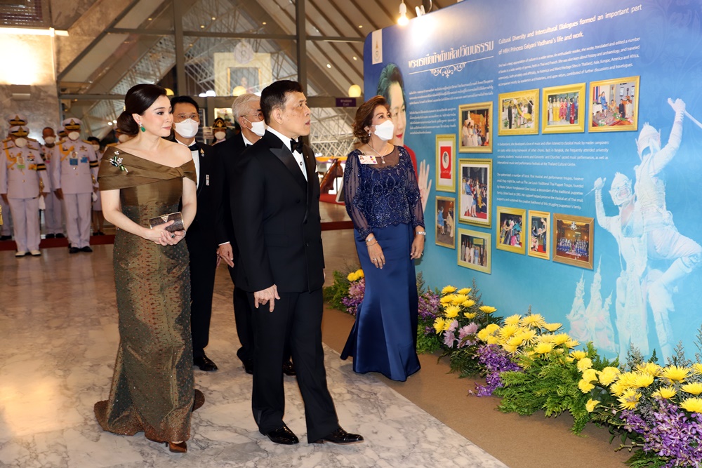 "ในหลวง-พระราชินี" ทอดพระเนตรการแสดงดนตรีคลาสสิก วาระ 100 ปี วันประสูติ "สมเด็จพระเจ้าพี่นางเธอ เจ้าฟ้ากัลยาณิวัฒนาฯ"