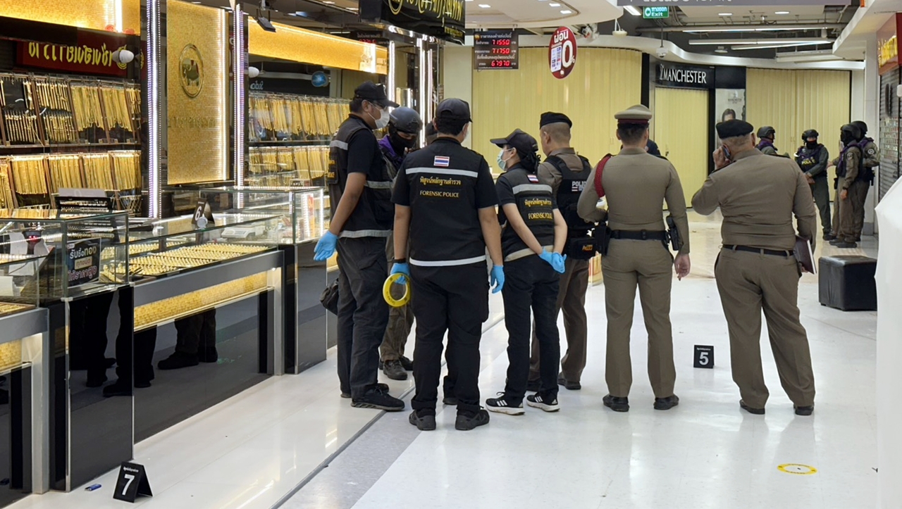 คนร้ายปาระเบิด 4 ลูก บุกปล้นร้านทองอรัญประเทศ กวาดทอง 2 ถาด