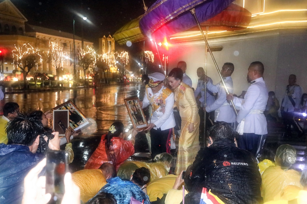 ปลื้มปีติเป็นล้นพ้น!! "ในหลวง-พระราชินี" ทรงพระดำเนินเยี่ยมทักทายราษฎรท่ามกลางสายฝน เหล่าพสกนิกรเปล่งเสียง "ทรงพระเจริญ" (มีคลิป)