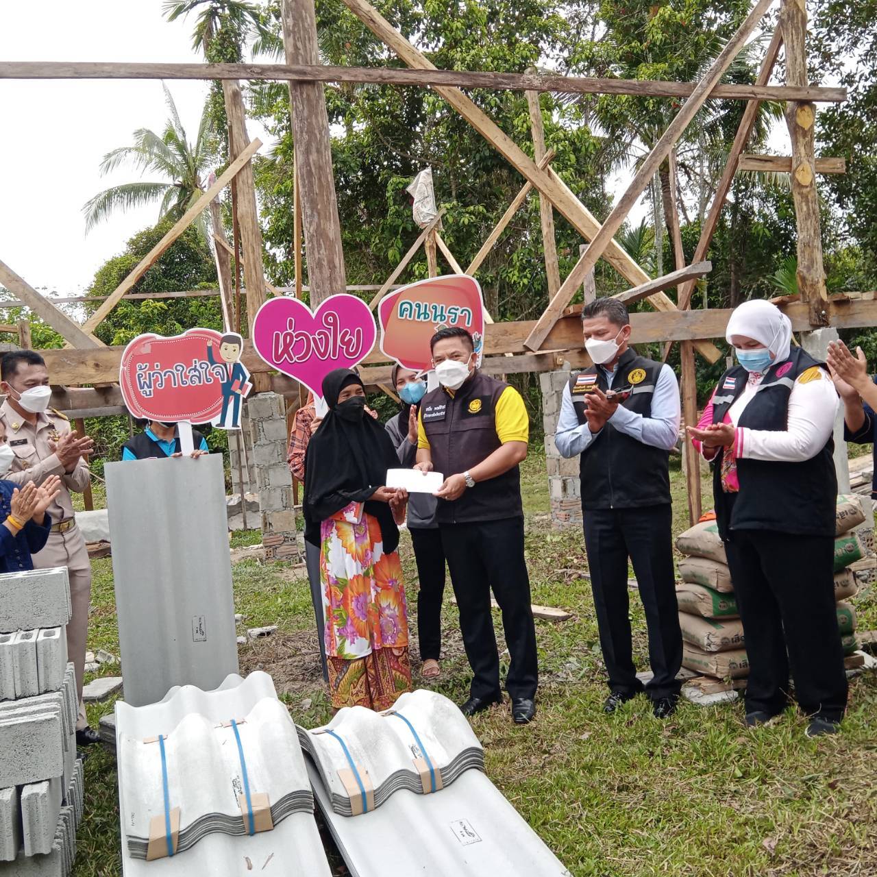 พิธีมอบวัสดุสร้างบ้านแก่ครัวเรือนตกเกณฑ์เป้าหมายในระบบ TPMAP จังหวัดนราธิวาส