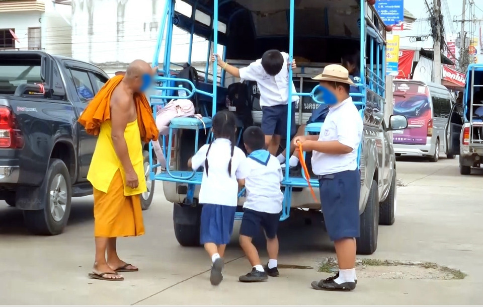 บุรีรัมย์ดราม่า! เจ้าอาวาสขับรถรับส่งนักเรียน อ้างขับแทนลูกชายบำบัดยา