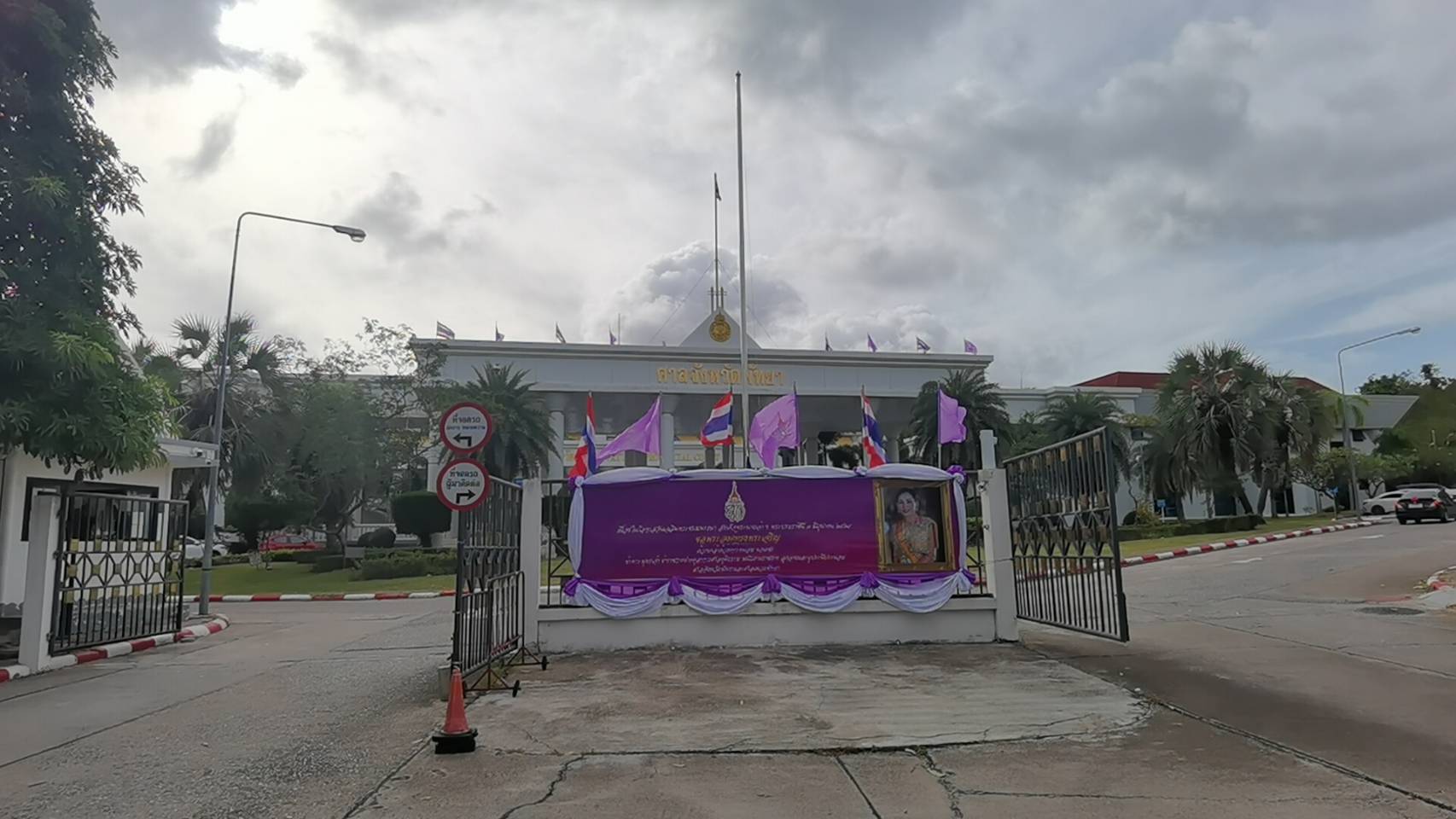 รัศมีแข พร้อม ทนาย เข้าฟังไต่สวนมูลฟ้องคดีถูก "ไฮโซแชมป์" ทำร้ายร่างกาย