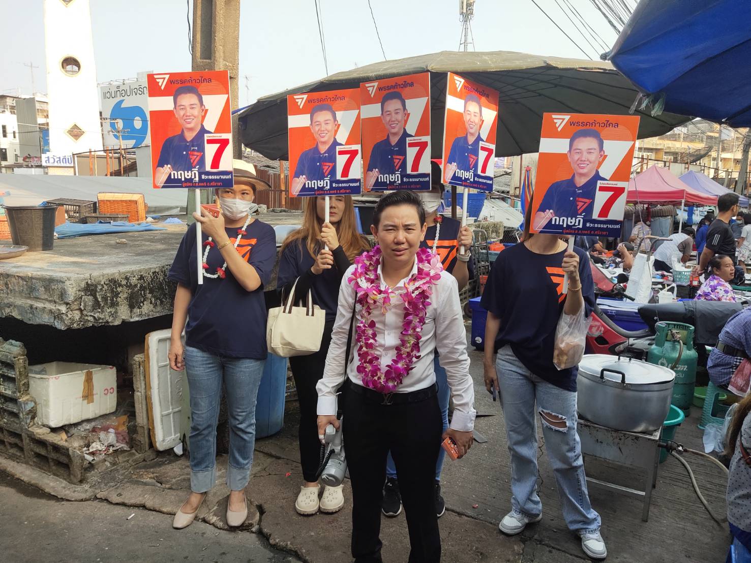 "กฤษฎิ์ ชีวะธรรมมานนท์"เบอร์ 7 พรรคก้าวไกลเขต 6 ชลบุรีลงพื้นที่หาเสียงปชช.ต้อนรับคึกคัก