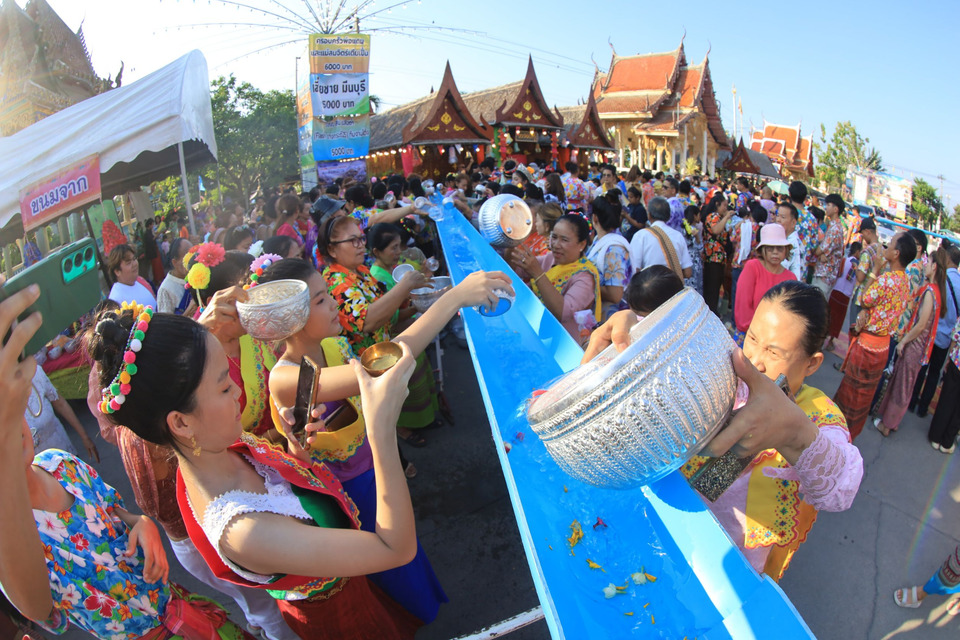ชาวไทยเชื้อสายมอญ บางกระดี่สืบสานสงกรานต์ สรงน้ำพระใส่รางน้ำตามวิถีดั้งเดิม
