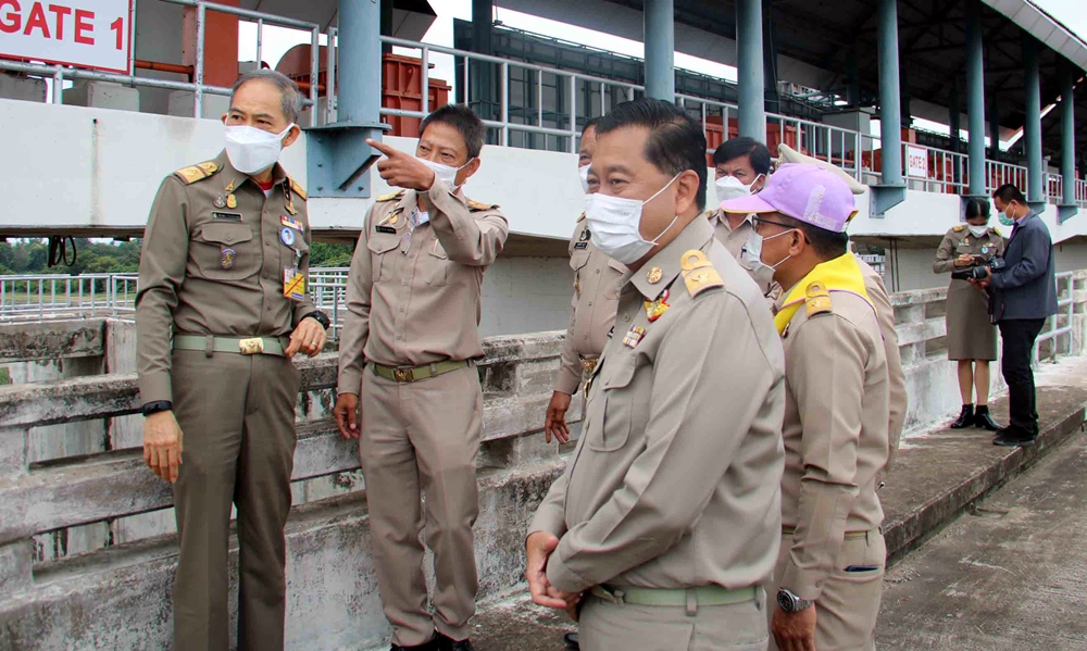 องคมนตรี ติดตามสถานการณ์น้ำลุ่มน้ำชี-เขื่อนลำปาวกาฬสินธุ์ 