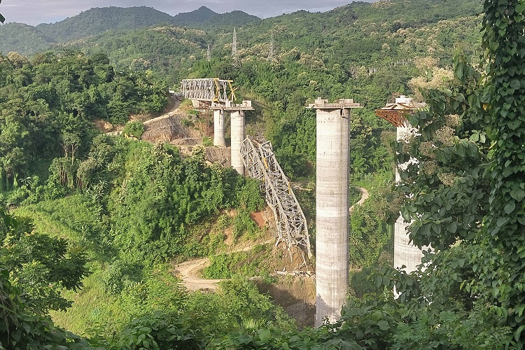 สะพานรถไฟข้ามหุบเขาอินเดีย “พังถล่ม” คนงานดับแล้ว 26 ศพ