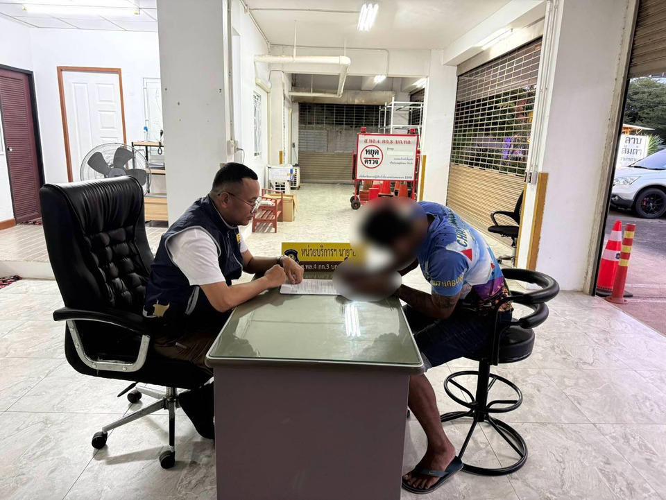 สุดเหี้ยม! พ่อเลี้ยงทำร้ายลูกเลี้ยงวัย 4 ขวบ กระดูกขาหักทั่วตัวช้ำ – ตำรวจทางหลวงรวบได้คาศาลหลักเมืองจันทบุรี