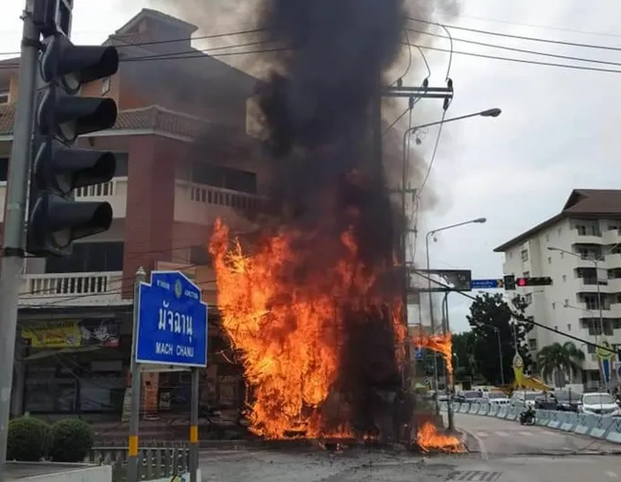 ระทึก!! ไฟไหม้สายไฟสายสื่อสารหวิดลามเข้าร้านสะดวกซื้อ 