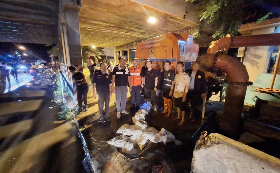 อ่างทองระทึก! พนังกระสอบทรายใต้สะพานข้ามเจ้าพระยาฝั่งศาลากลางรั่วซึม เจ้าหน้าที่เร่งอุด
