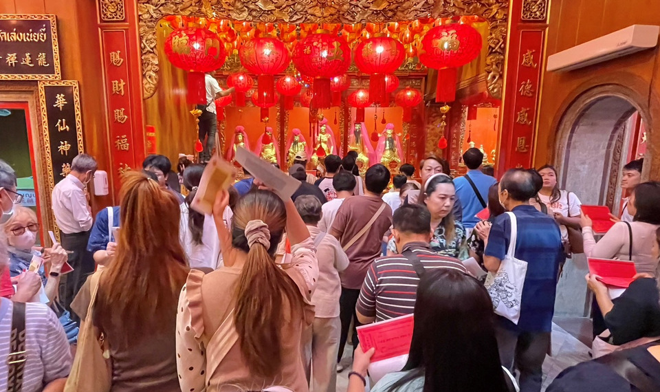 ศรัทธาแน่น! ประชาชนแห่ไหว้ไท้ส่วยเอี๊ย วัดเล่งเน่ยยี่ แก้ปีชงปีชวด รับสิริมงคลปีม้า