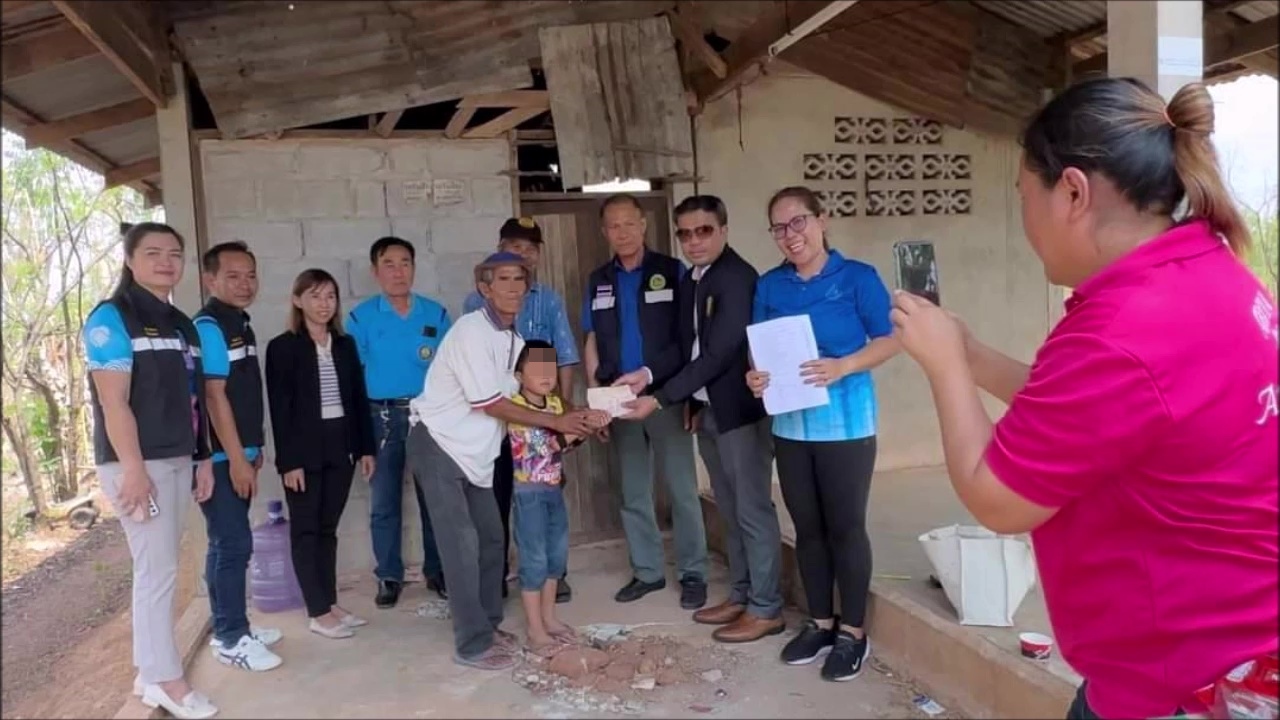 ธารน้ำใจหลั่งไหลช่วยสองตาหลานชาวอุดรหลังจากพาเข้ามาดูไฟในเมืองแล้วเงินหมดต้องปั่นจักรยานกลับต่างอำเภอ