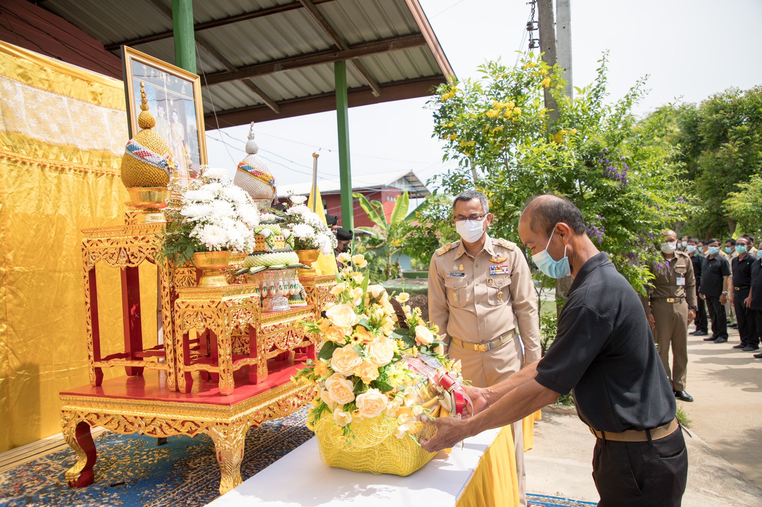 ผู้ว่าฯ สุโขทัย เชิญตะกร้าสิ่งของพระราชทาน มอบแก่ญาติของอาสาสมัครทหารพรานที่เสียชีวิตจากเหตุหน่วยปฏิบัติการร่วมในยะลา
