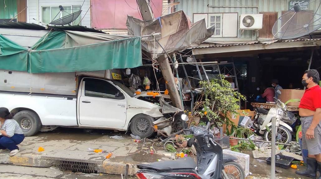 สระบุรี กระบะตู้ทึบหลับในฝ่าไฟแดง พุ่งชนร้านดอกไม้พังยับ เจ็บ 3 ราย