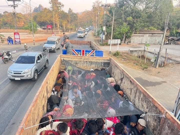 จับกุมรถพ่วง 18 ล้อซุกต่างด้าวชาย-หญิง 169 คนเส้นทางถนนสายสังขละบุรี-ทองผาภูมิ