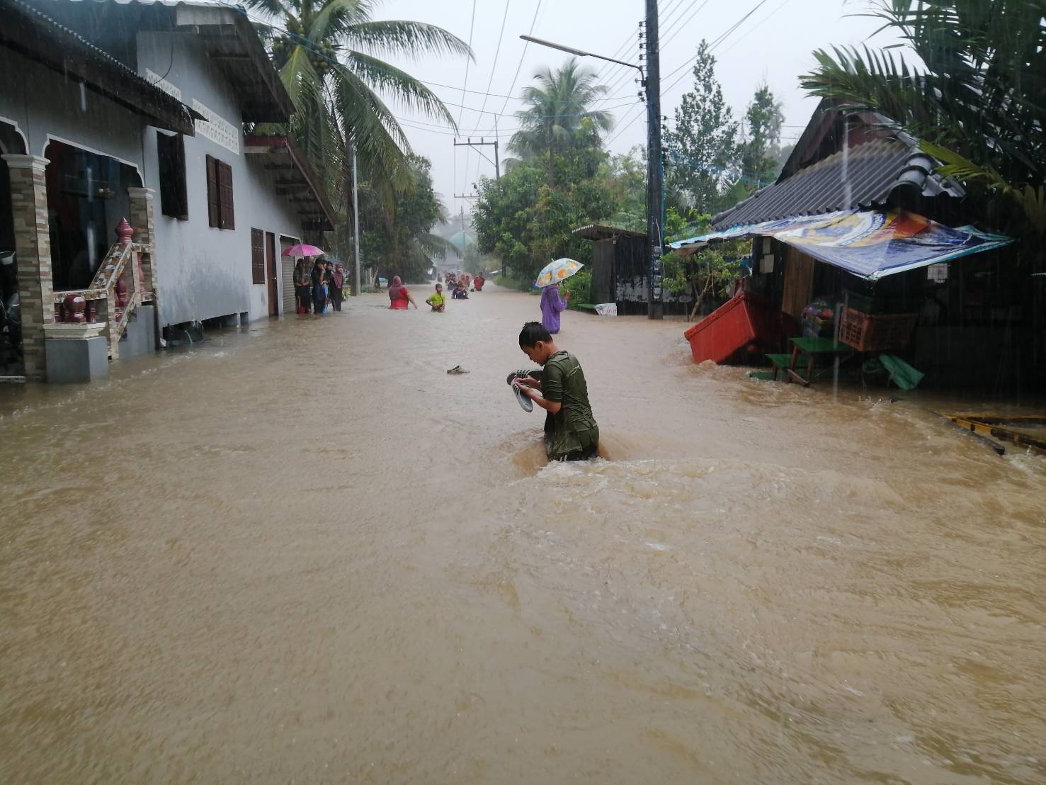ฝนตกหนักอำเภอสุไหงปาดีน้ำท่วมฉับพลัน