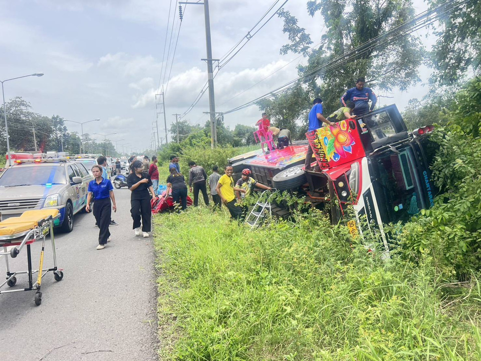 ผู้การเมืองช้าง​ สั่งช่วยเหลือรถบัสทัศนศึกษานักเรียน-ครู เสียหลักพลิกคว่ำตกถนน หน้าวัดตาลวก​