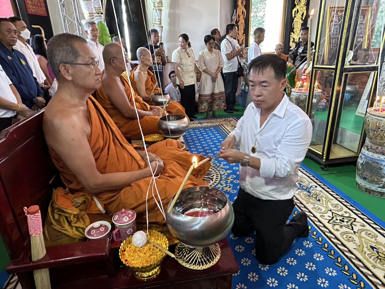 “เฮียหนุ่ย กาแฟโบราณมังกรบิน” เป็นประธานพิธีพุทธาภิเษก เหรียญ “มังกรบิน” ถวายพระอาจารย์ต้อม วัดโพธิ์เผือก (ทุ่งมะขามหย่อง) จ.พระนครศรีอยุธยา แจกฟรีในงาน ฉลองอายุวัฒนมงคล 60 ปี  8 ธ.ค.67 นี้