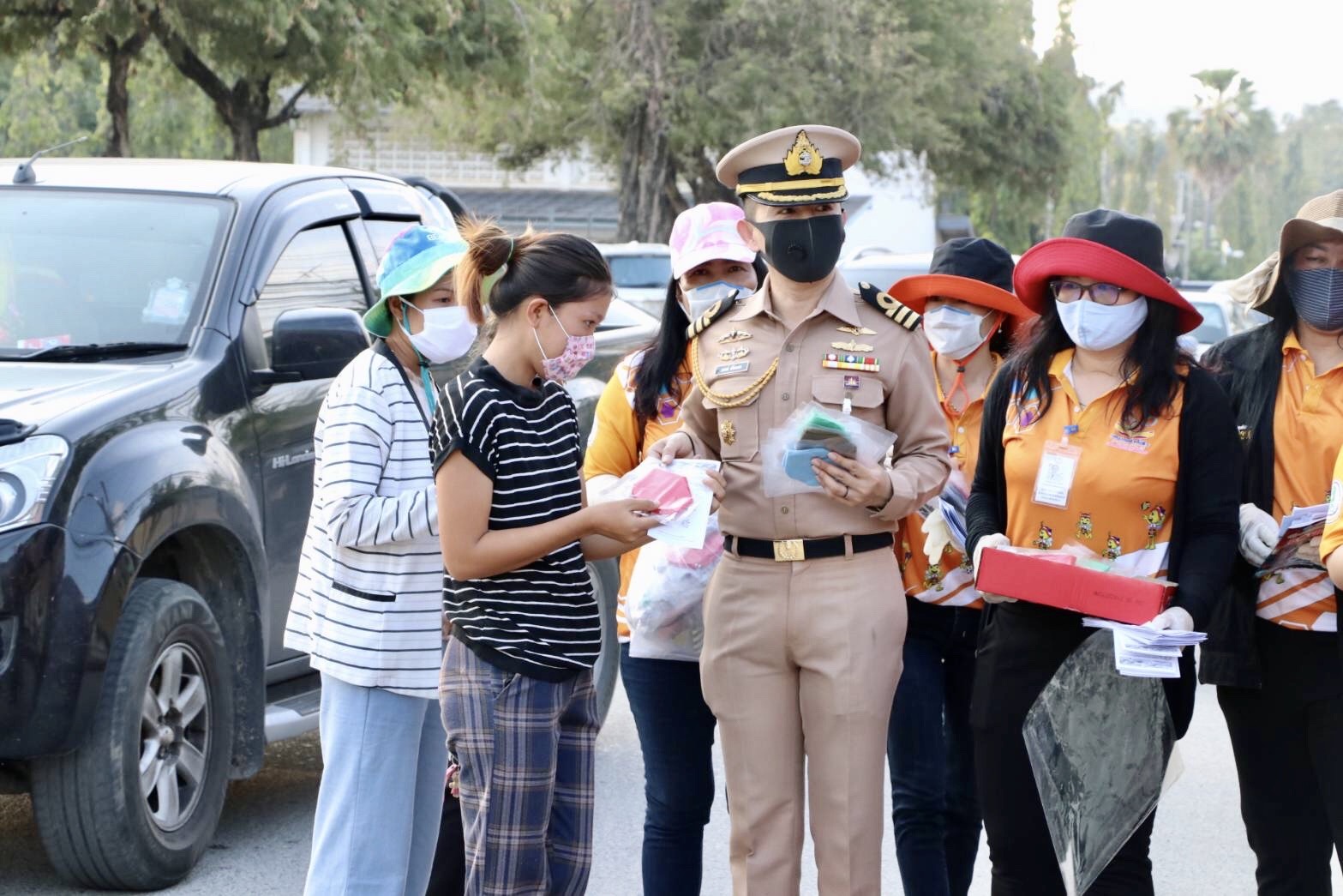 สัตหีบ ยิ้มได้ ทัพเรือภาคที่ 1 นำทัพ ลงพื้นที่เสี่ยงให้กำลังใจพี่น้องชาวตำบลพลูตาหลวง