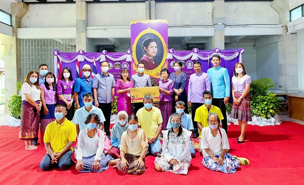 ผวจ.ศรีสะเกษมอบทุนอุปการะเด็กกองทุนพัฒนาเด็กชนบท ในพระราชูปถัมภ์สมเด็จพระเทพรัตนราชสุดาฯ สยามบรมราชกุมารี 