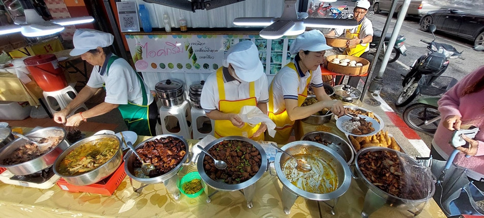 ชาวเบตงแห่ซื้ออาหารเจคึกคัก แม่ค้าโอดผักแพงเท่าตัว แต่ยังขายราคาเดิม