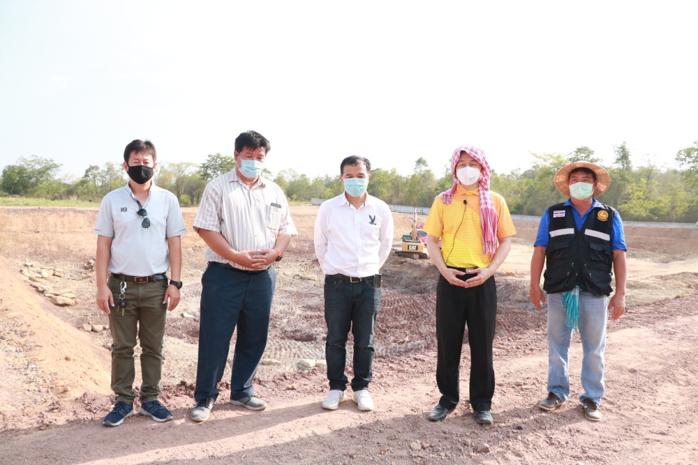 นายกฯอบจ.หนองบัวลำภู ลงพื้นที่ดูความคืบหน้าการสร้างแหล่งกักเก็บน้ำเพื่อการเกษตรให้แก่ชาวบ้าน 