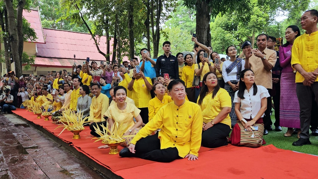 พุทธศาสนิกชนเกือบครึ่งหมื่นร่วมงานประเพณีตักบาตรเทโวโรหณะ มหัศจรรย์ข้าวต้มลูกโยนวัดพระพุทธฉาย