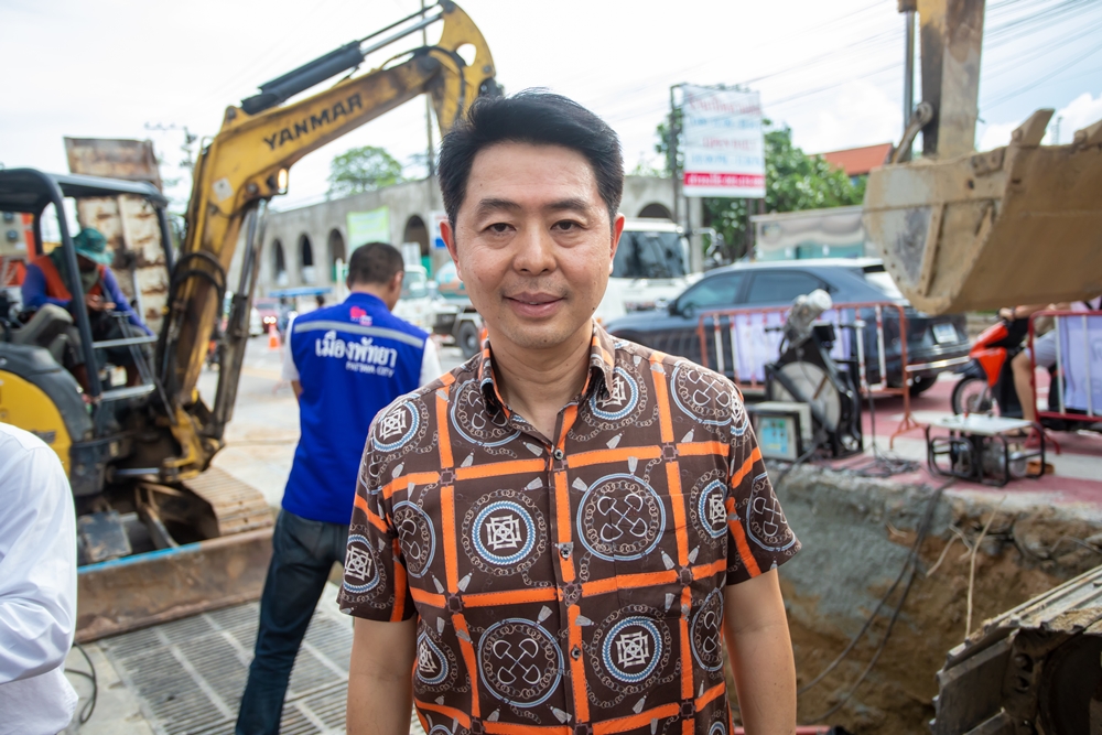 นายกเมืองพัทยา ลงพื้นที่ตรวจสอบหลังท่อแรงดันน้ำแตก ทำให้ถนนพังเป็นหลุม
