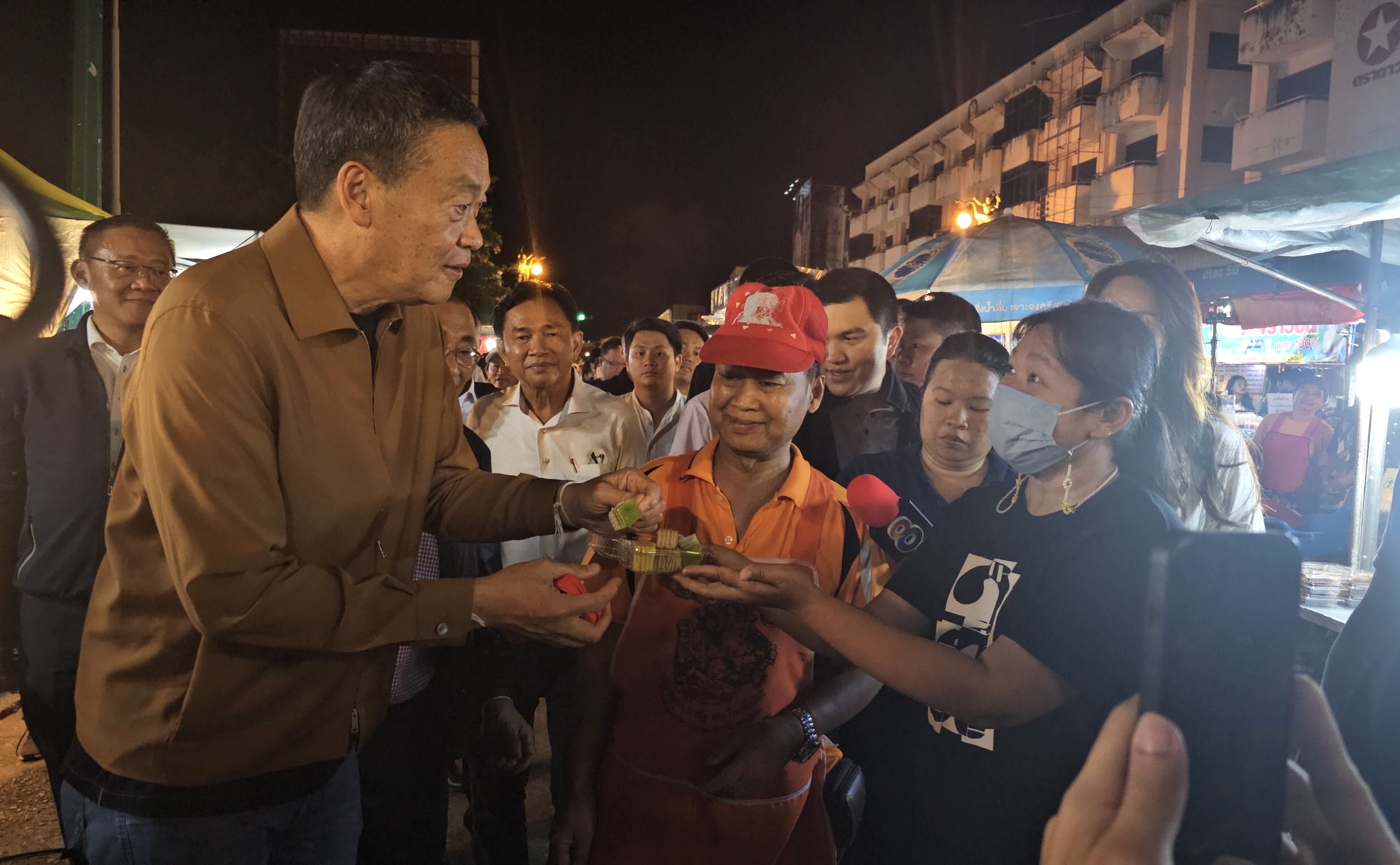 "เศรษฐา" บินด่วนขอนแก่น รับรายงานน้ำท่วมกาฬสินธุ์ ดอดเดินตลาดโต้รุ่ง ขอมั่นใจเงิน  10,000 บาท ได้แน่