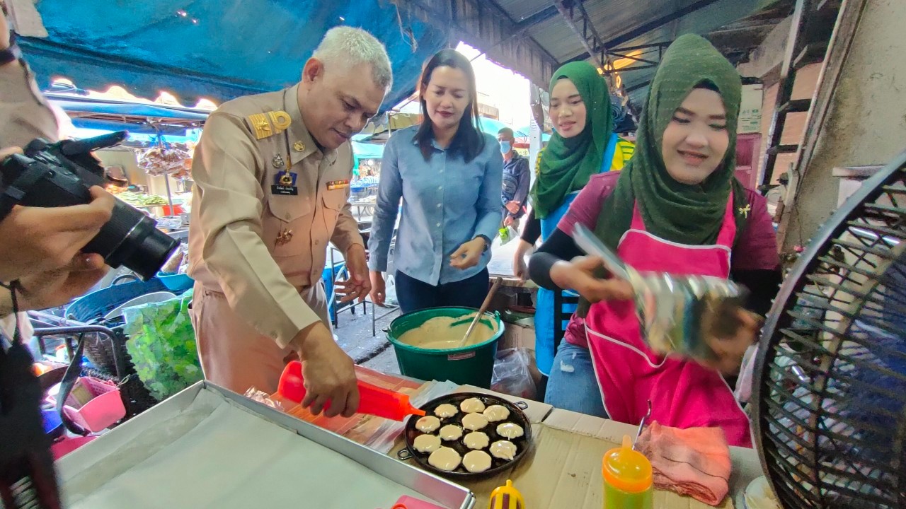 นอภ.ละงู สำรวจตลาดศูนย์รวมค้าส่งค้าปลีก ยกระดับมาตรฐานตลาดน่าซื้อ  พร้อมโชว์สกิลทำขนมพื้นเมือง เชิญชวนจับจ่าย 