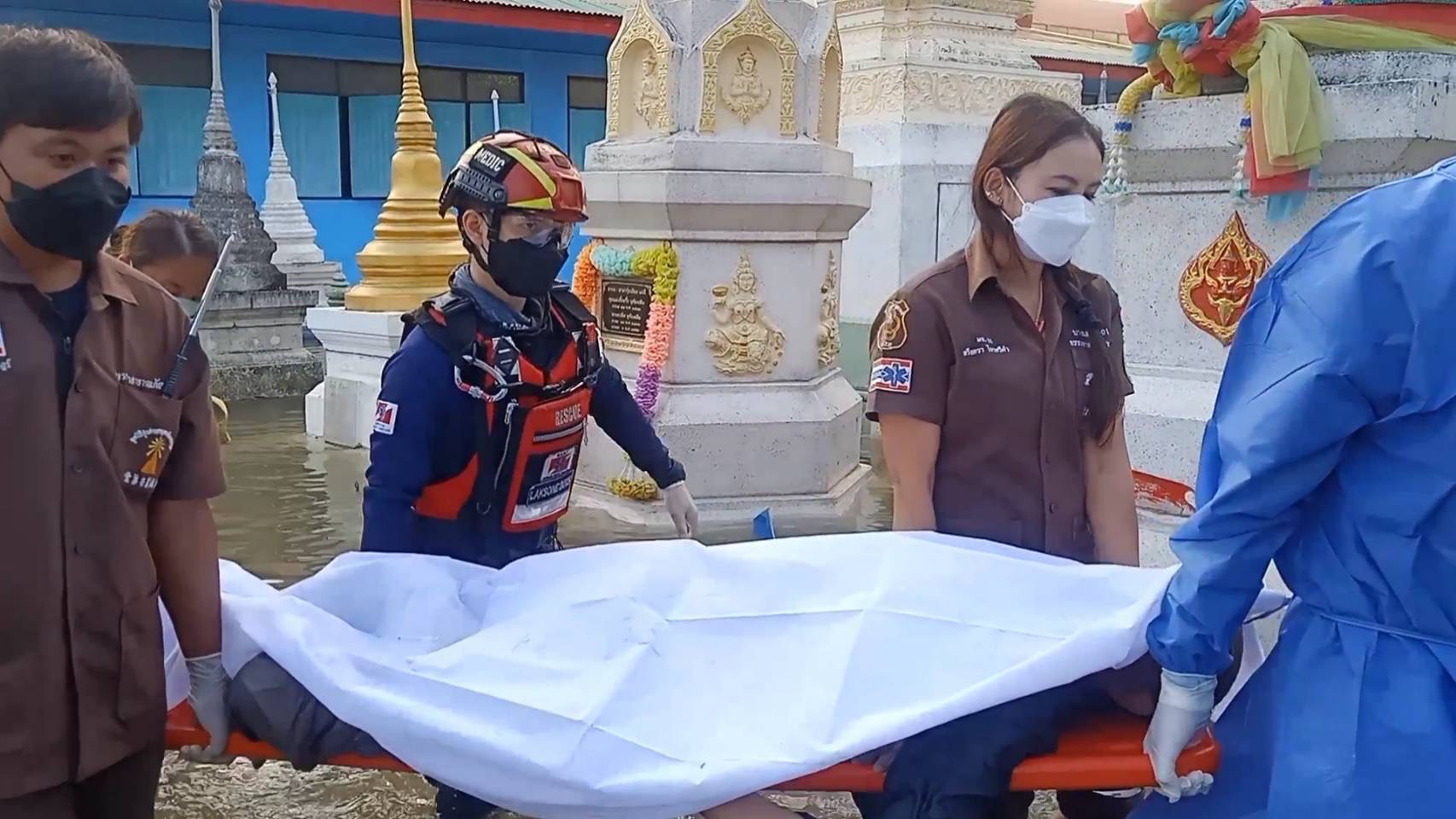 ลูกศิษย์วัดลำพญา ตั้งเก้าอี้นั่งริมฝั่งแม่น้ำท่าจีน ก่อนเดินไปศาลาและชักกำเริบ พลัดตกน้ำดับ 
