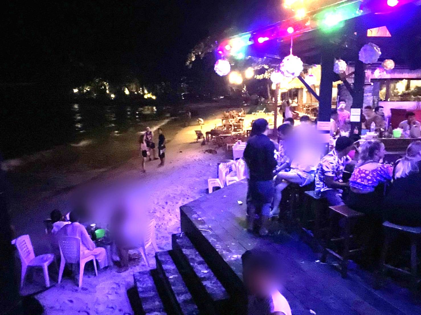 บุกจับ 3 ผับดังเกาะเสม็ดเปิดเกินเวลา พบนักเที่ยวแน่นร้าน เมาสุราส่งเสียงดัง คุมตัวเจ้าของดำเนินคดี