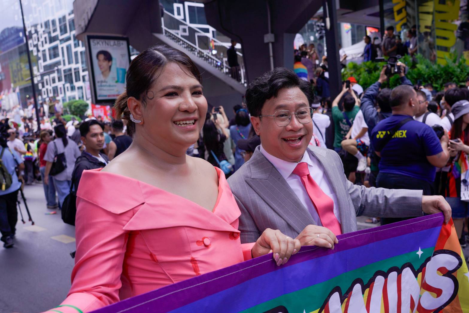 “จักรภพ เพ็ญแข” เดินสายร่วมฉลอง Pride Month ฉ่ำ