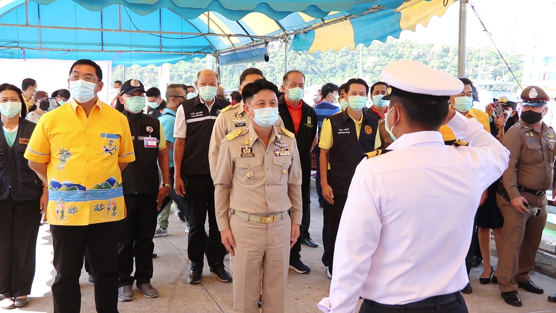 ผู้ว่าฯชลบุรี-นายกเมืองพัทยา-นอภ.บางละมุง ลงพื้นที่ควบคุมการแพร่ระบาดโควิด-19 ที่แหลมบาลีฮาย