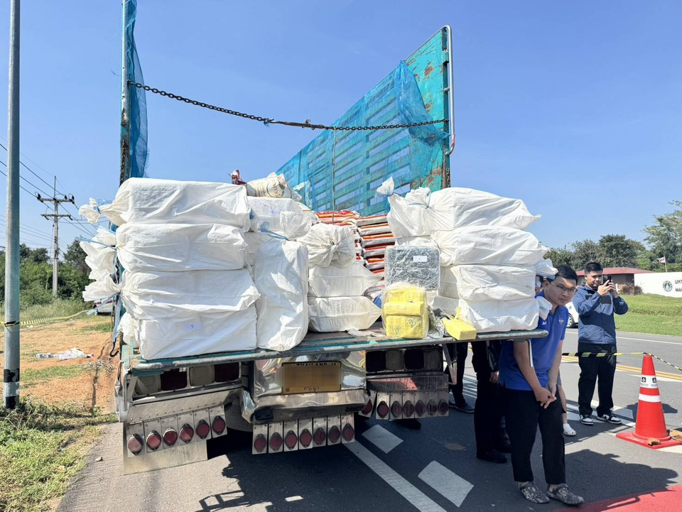 191 ร่วม ทบ.สกัดกั้น12 ล้อบรรทุกข้าวตบตาซุกยาบ้า 5 ล้านเม็ด อาศัยช่วงภัยพิบัติ 
