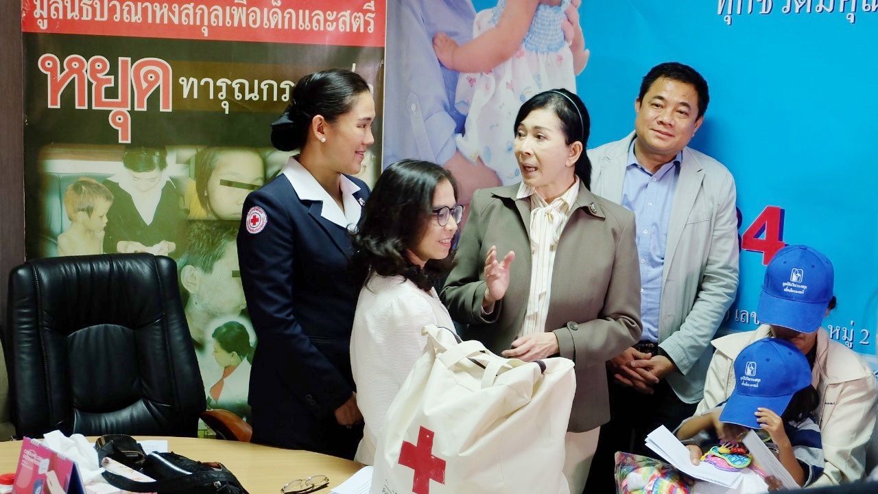 นายกเหล่ากาชาดปทุมธานี รุดเยี่ยมเด็กหญิงทั้ง 3 คนที่ถูกตาเลี้ยงล่วงละเมิดทางเพศที่มูลนิธิปวีณาฯ