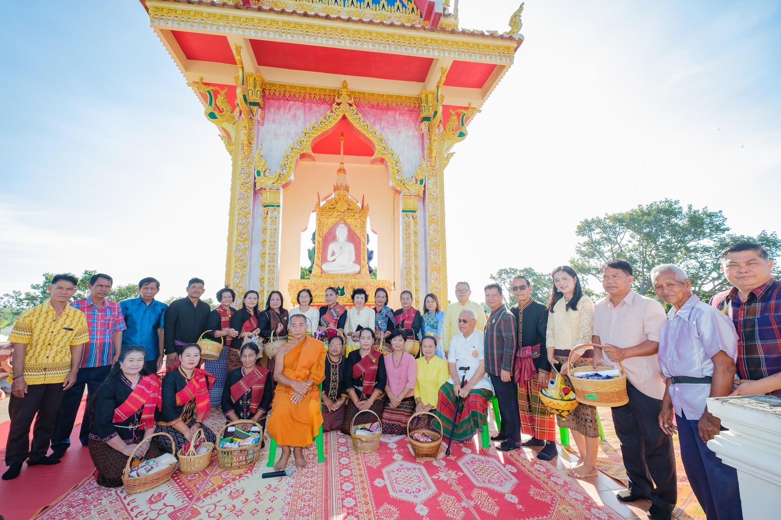 วัดพระธาตุเรืองรองจัดนุ่งผ้าไทยใส่บาตรเพื่อบูชาคุณ'หลวงปู่ธัมมาพิทักษา'