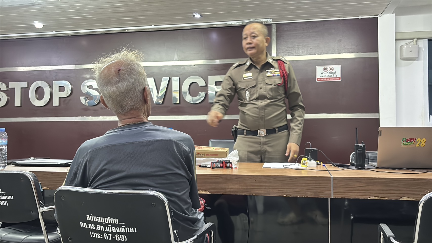 เฒ่าสวิตฯ ร่ำไห้ ถูกแก๊งค์วัยรุ่นเจ้าถิ่น ทุบรถรุมกระทืบยับ คาดปมจอดรถขวางทาง