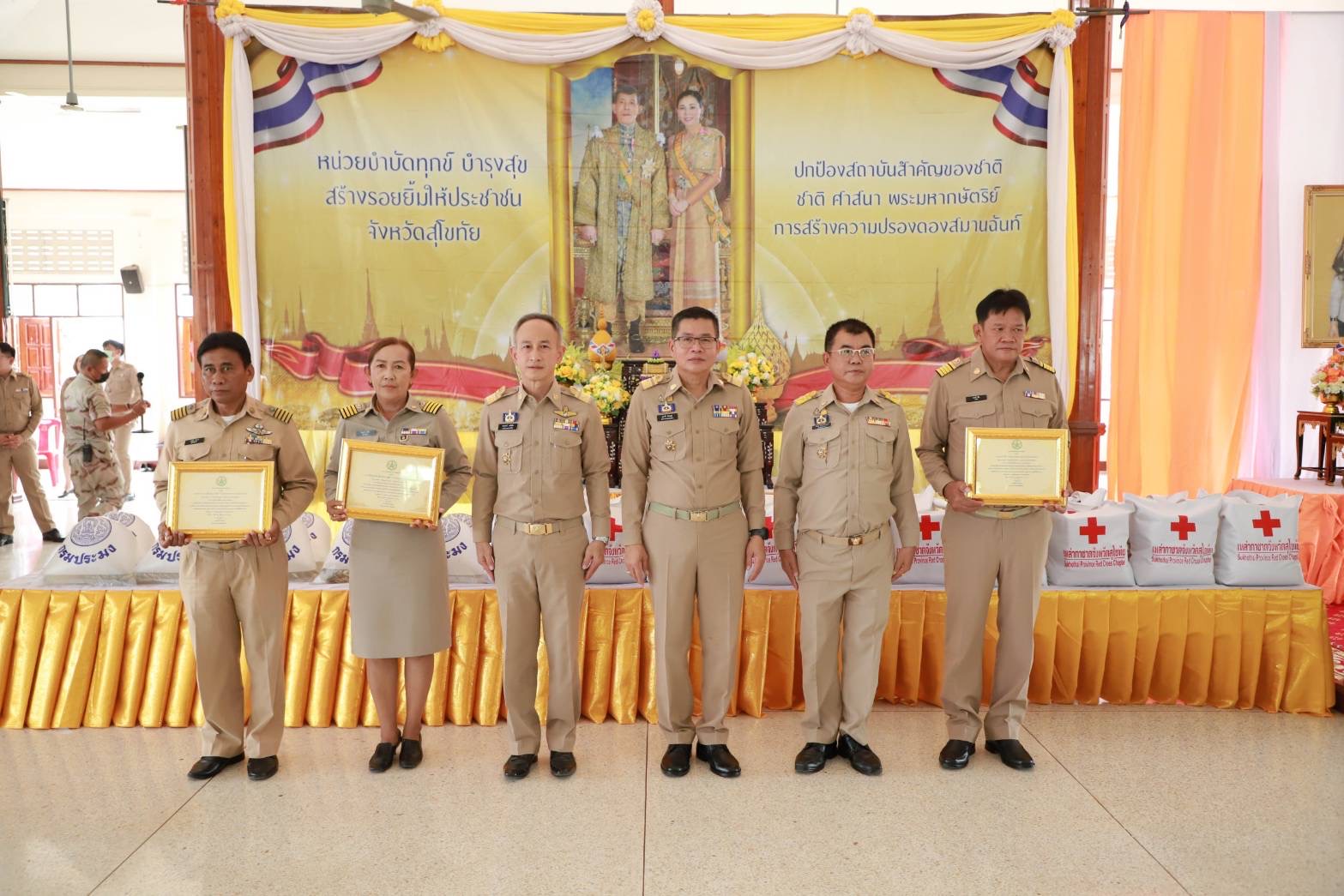 จ.สุโขทัย ออกหน่วยบริการจังหวัดเคลื่อนที่ พร้อมหน่วยแพทย์ พอ.สว ให้บริการประชาชน อ.สวรรคโลก
