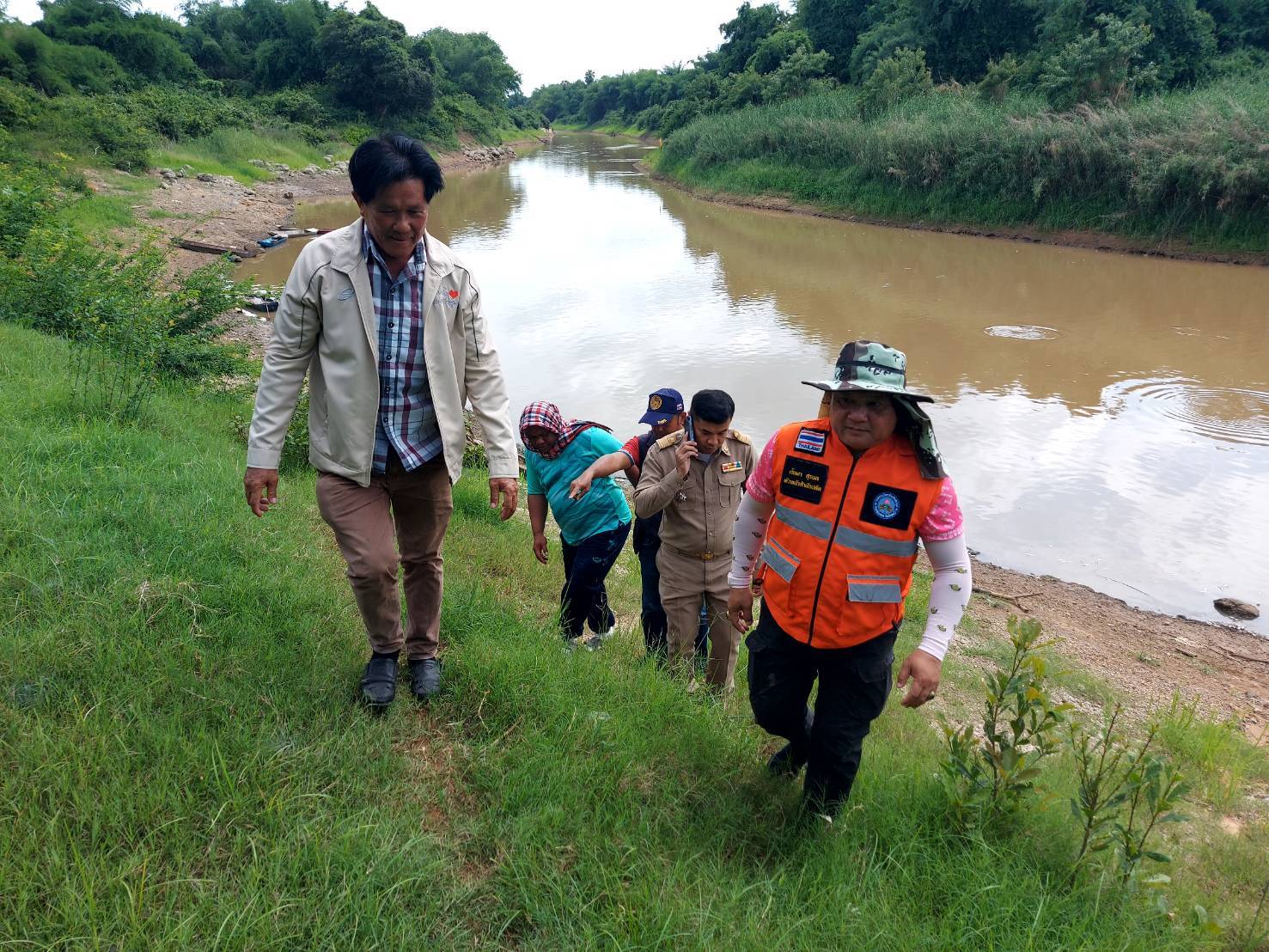 ประมงลพบุรีลงพื้นที่ตรวจสอบปลาตายเป็นจำนวนมากในคลองสนธิหน้าวัดสิงหารามตำบลบัวชุม 