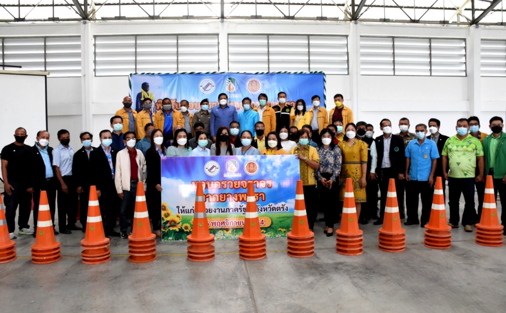 สหกรณ์จังหวัดตรัง ร่วมส่งมอบกรวยจราจรจากยางพารา 520 ชิ้น ให้หน่วยงานภาครัฐ