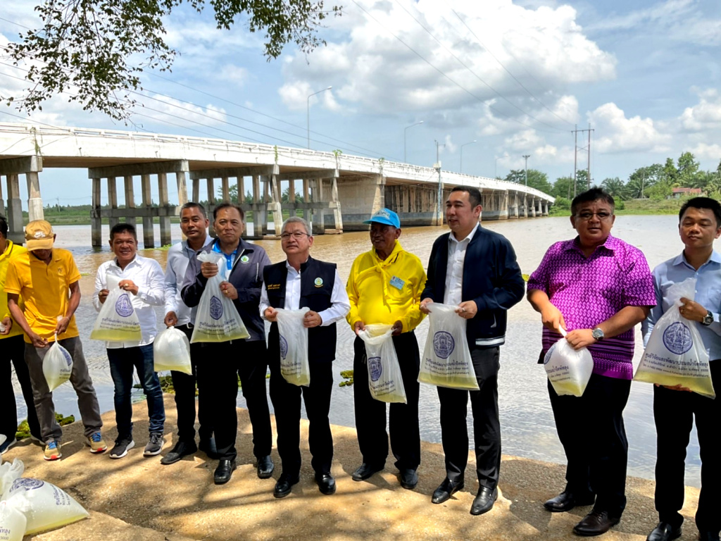 "รองฯวิทยา" ร่วมปล่อยพันธุ์กุ้ง 1 ล้านตัว สู่แม่น้ำปากพนัง หวังรักษาระบบนิเวศยั่งยืน