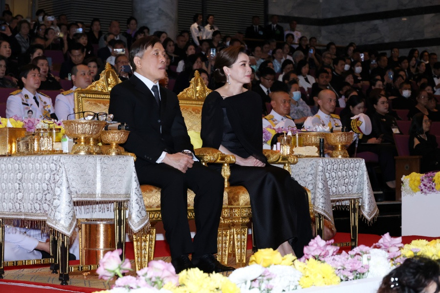 "ในหลวง-พระราชินี" ทอดพระเนตรการแสดงละครเสภา เรื่อง "ขุนช้าง - ขุนแผน“