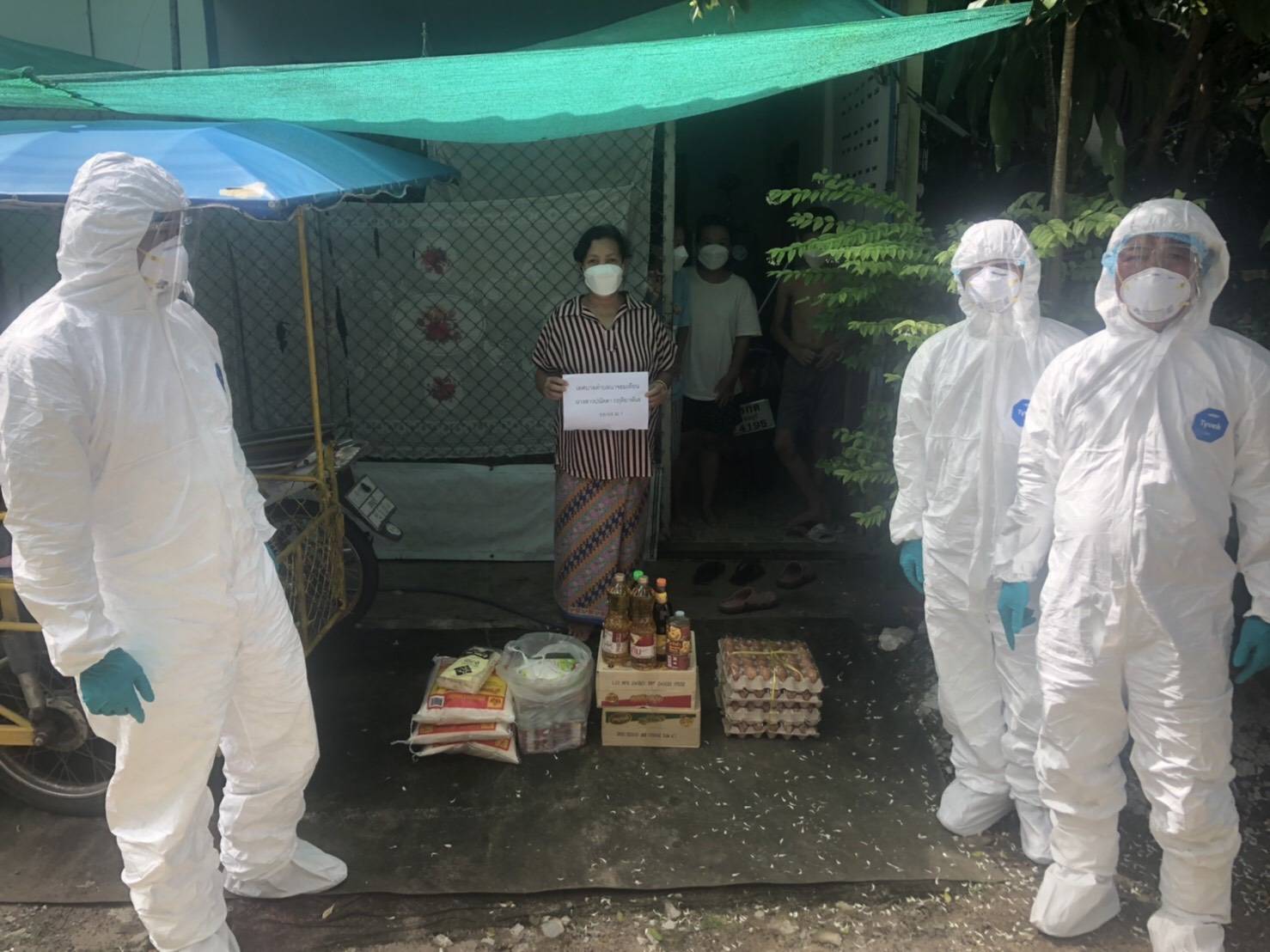 ทต.นาจอมเทียน ส่งมอบอาหารบรรเทาทุกข์ลูกบ้านกักตัว โควิด 19 และผู้ป่วยฟอกไต