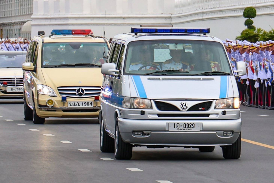 รถพระที่นั่ง "เจมส์ บอนด์"ราชพาหนะอันเชิญพระบรมศพ "พระพันปีหลวง" 
