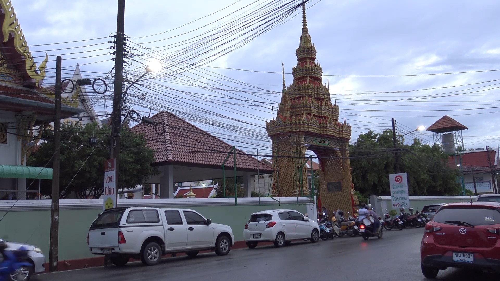 พุทธศาสนิกชนในจังหวัดสงขลา ทำบุญตักบาตรเนื่องในวันอาสาฬหบูชา ถวายเป็นพุทธบูชาและถวายเป็นพระราชกุศล